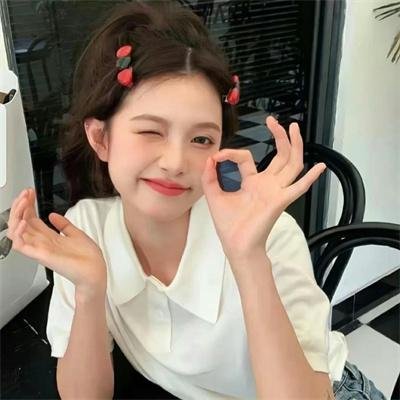 她从火光中走来